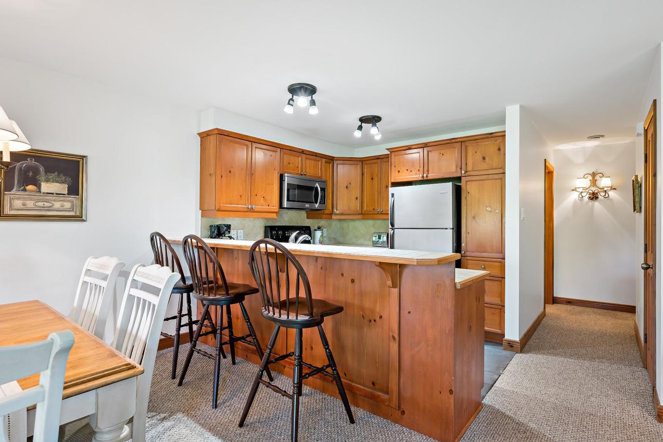 Coin-repas - 1-225 Rue Du Mont-Plaisant, Mont-Tremblant, QC - Indoor Photo Showing Kitchen