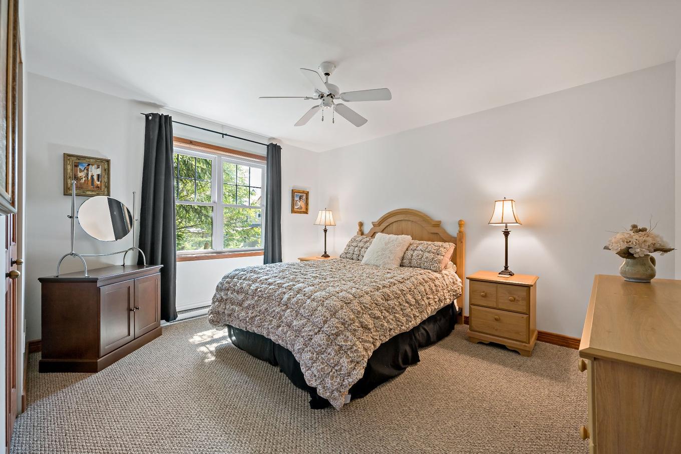 Chambre à coucher principale - 1-225 Rue Du Mont-Plaisant, Mont-Tremblant, QC - Indoor Photo Showing Bedroom