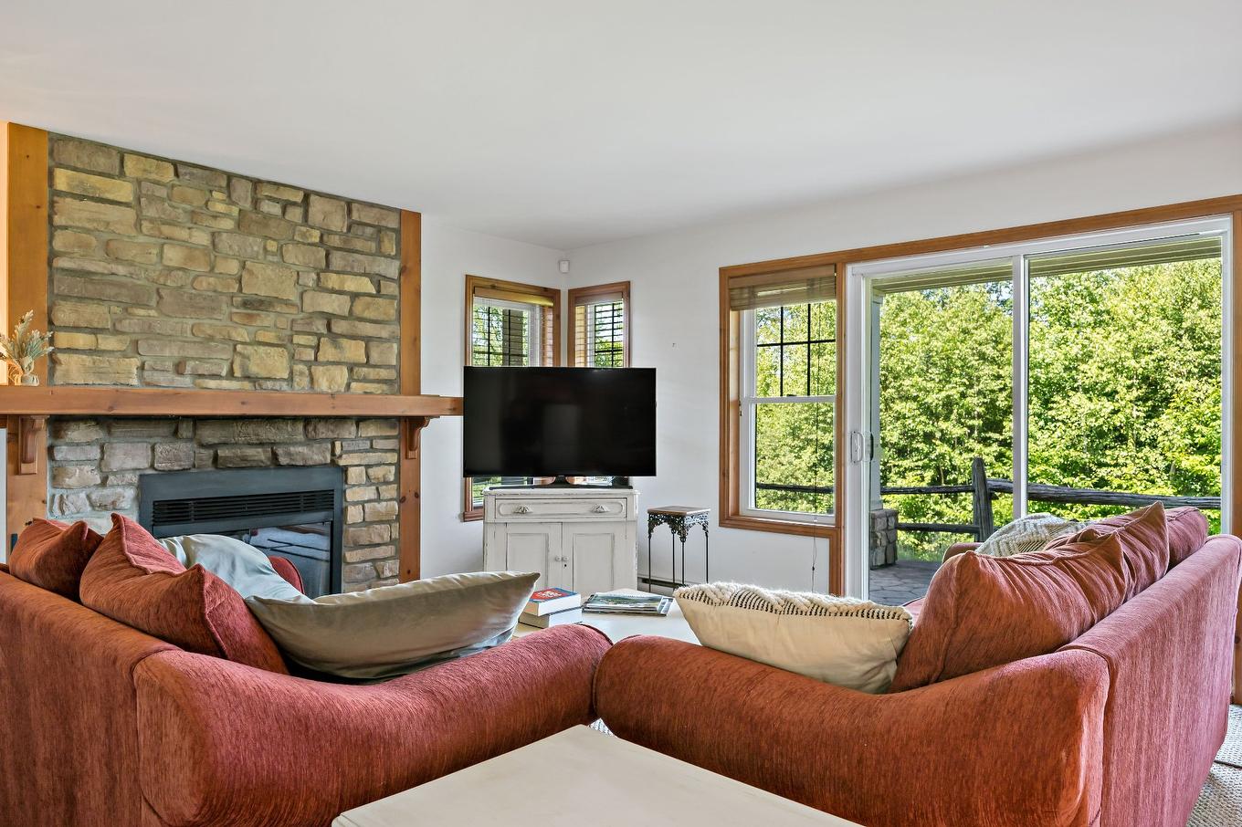 Salon - 1-225 Rue Du Mont-Plaisant, Mont-Tremblant, QC - Indoor Photo Showing Living Room With Fireplace