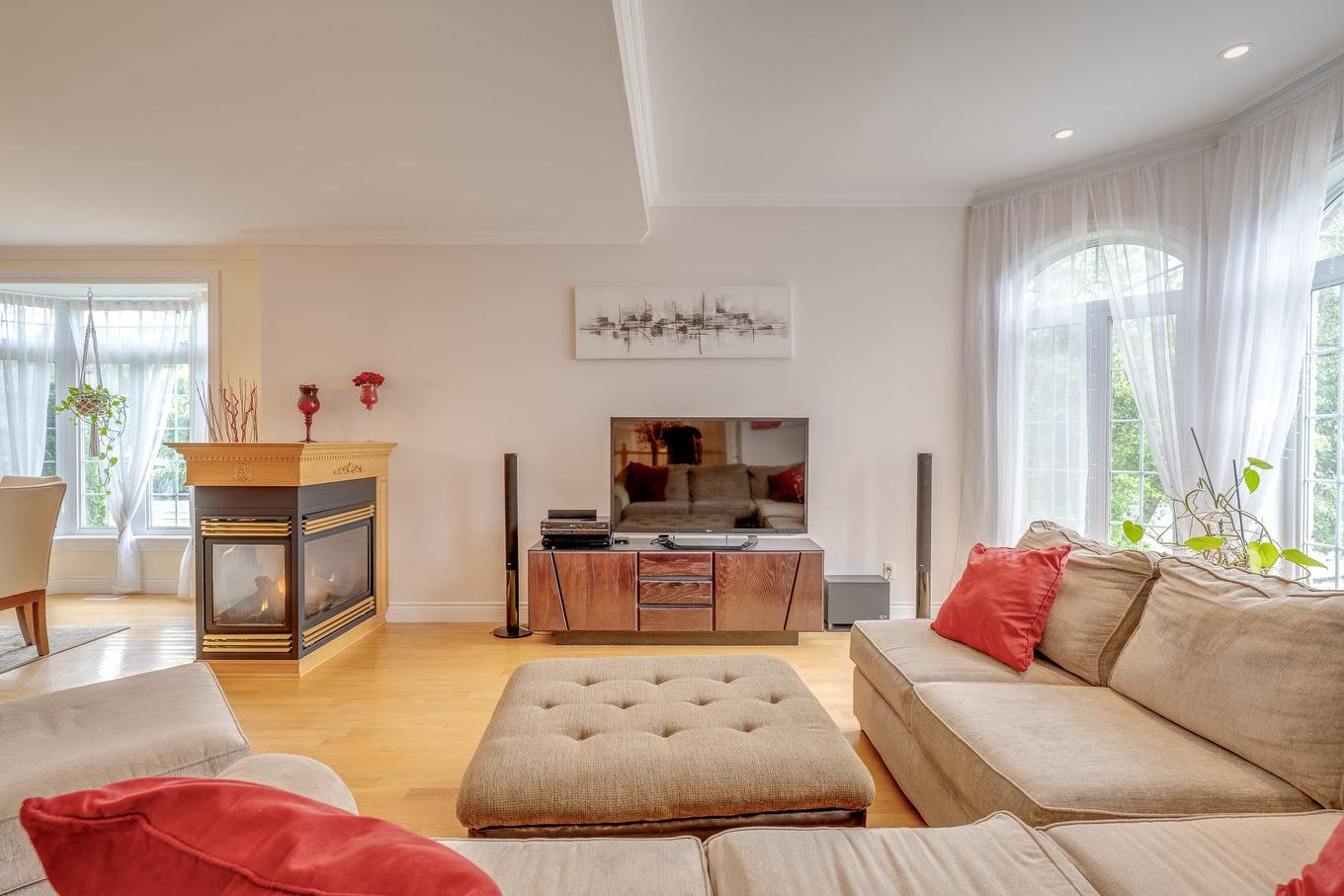 Salon - 2 Rue Des Cortinaires, Blainville, QC - Indoor Photo Showing Living Room With Fireplace