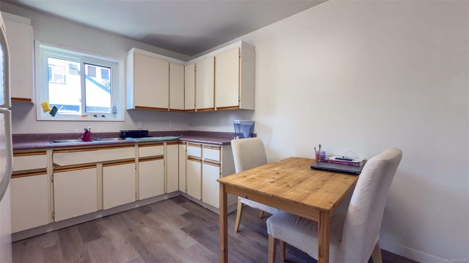 760 Wilson St, Victoria, BC - Indoor Photo Showing Kitchen With Double Sink