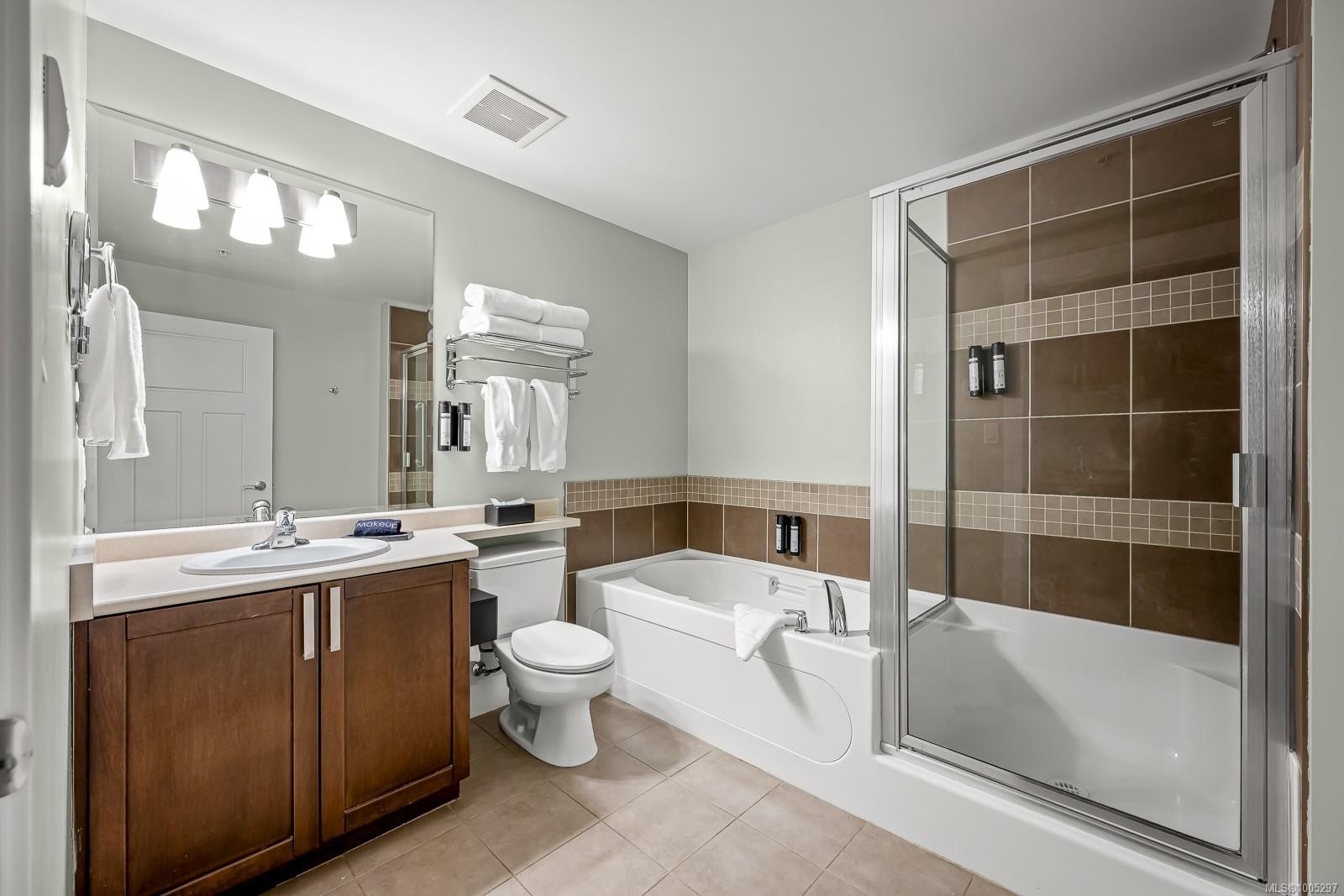 201D-1730 Riverside Lane, Courtenay, BC - Indoor Photo Showing Bathroom
