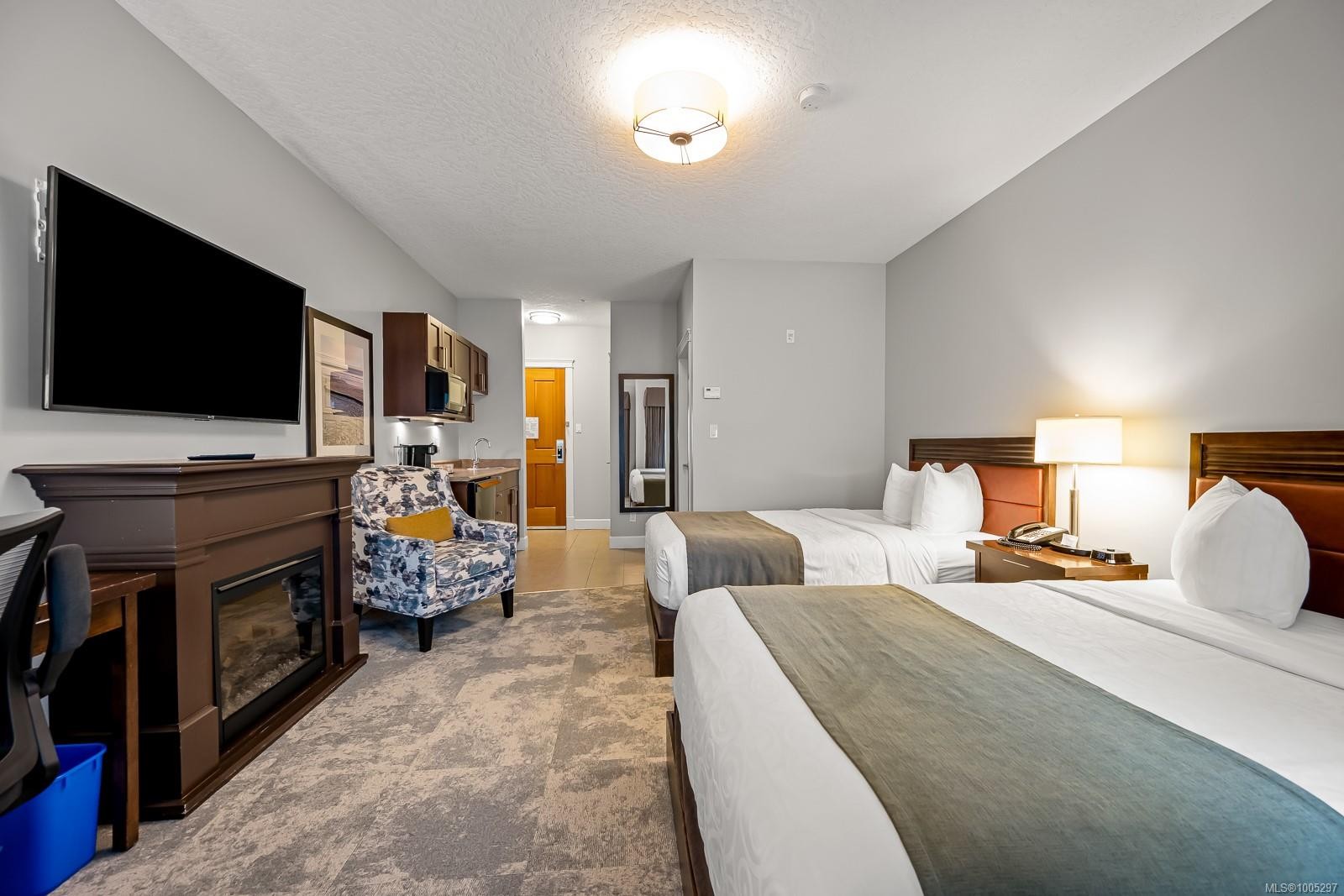 201D-1730 Riverside Lane, Courtenay, BC - Indoor Photo Showing Bedroom