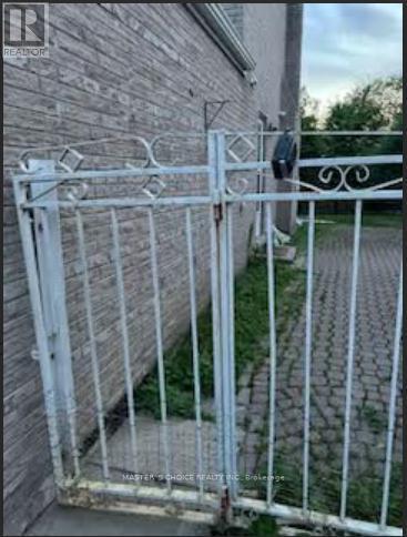 Bsmt - 16 Farmington Crescent W, Toronto, ON - Outdoor