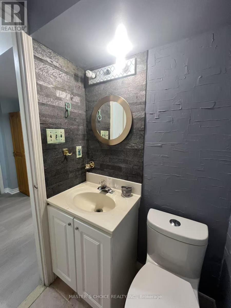 Bsmt - 16 Farmington Crescent W, Toronto, ON - Indoor Photo Showing Bathroom