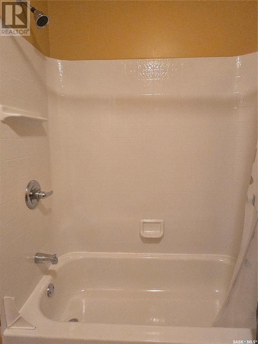 495 Second Avenue, Benson Rm No. 35, SK - Indoor Photo Showing Bathroom