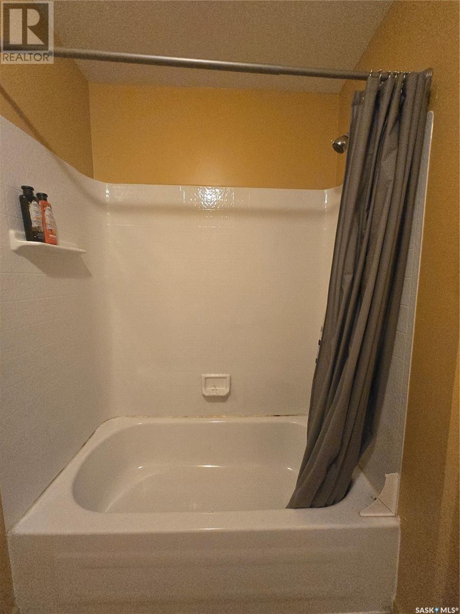 495 Second Avenue, Benson Rm No. 35, SK - Indoor Photo Showing Bathroom