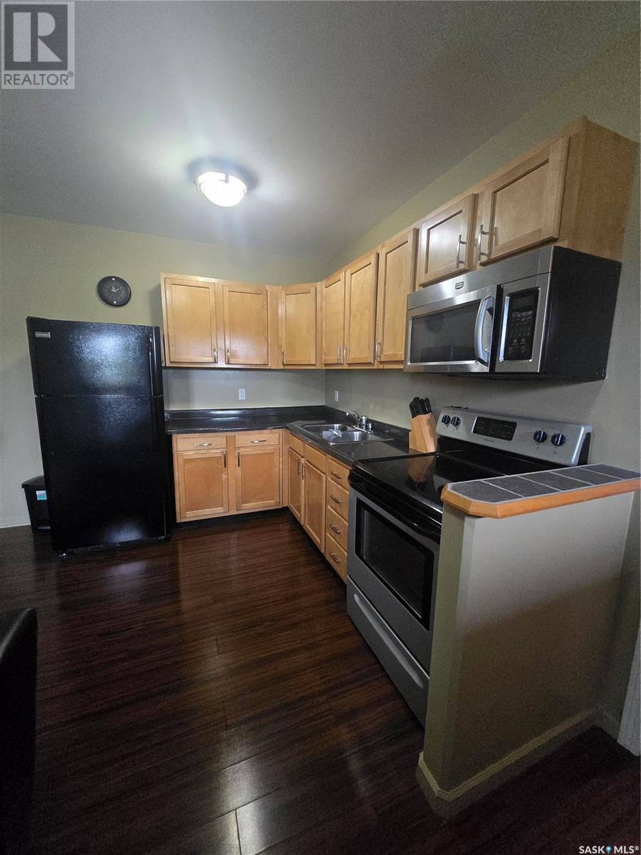495 Second Avenue, Benson Rm No. 35, SK - Indoor Photo Showing Kitchen With Double Sink