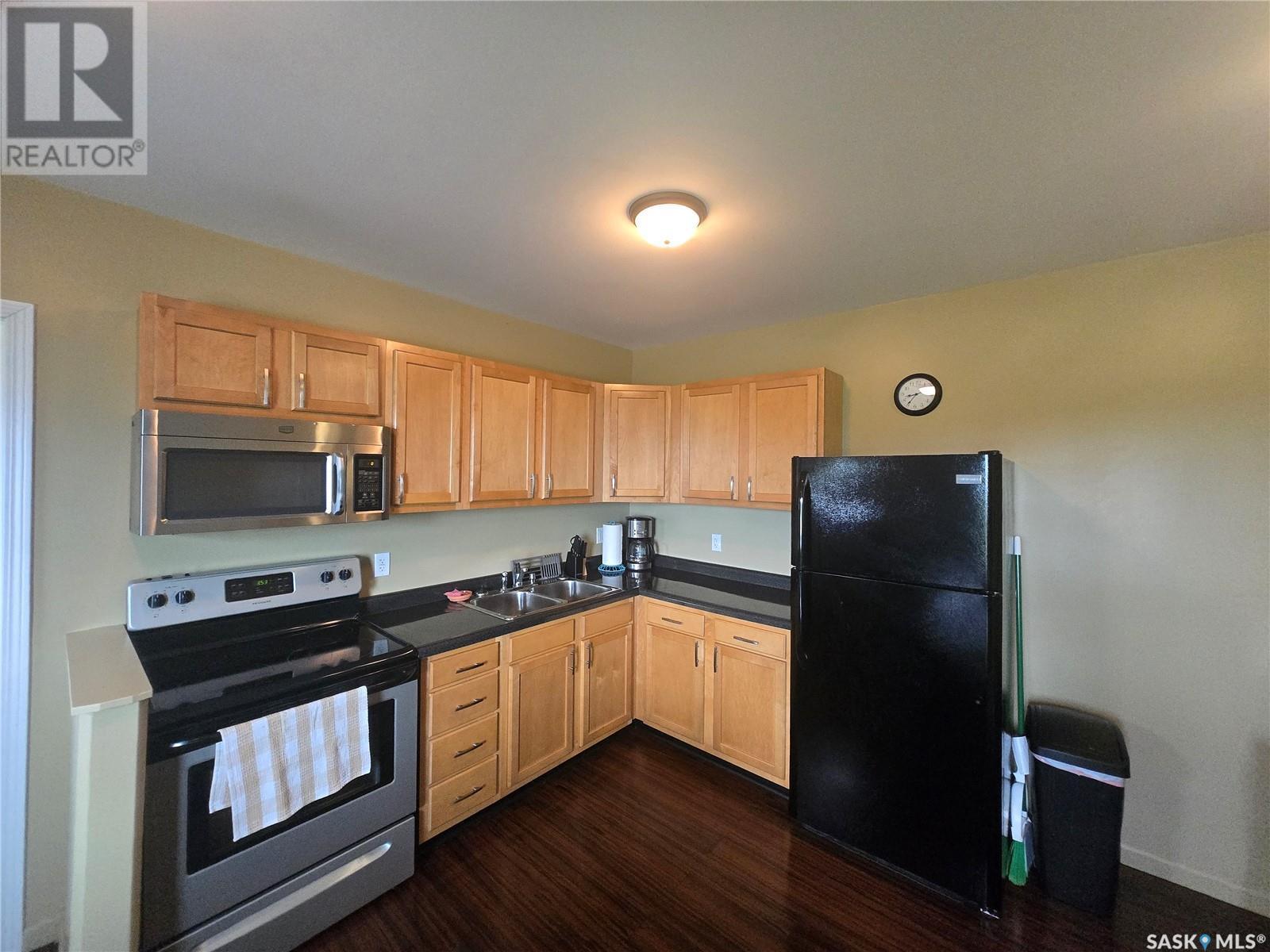 495 Second Avenue, Benson Rm No. 35, SK - Indoor Photo Showing Kitchen With Double Sink