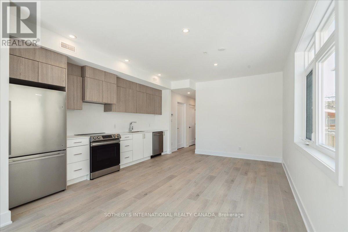 683 Melbourne Avenue, Ottawa, ON - Indoor Photo Showing Kitchen