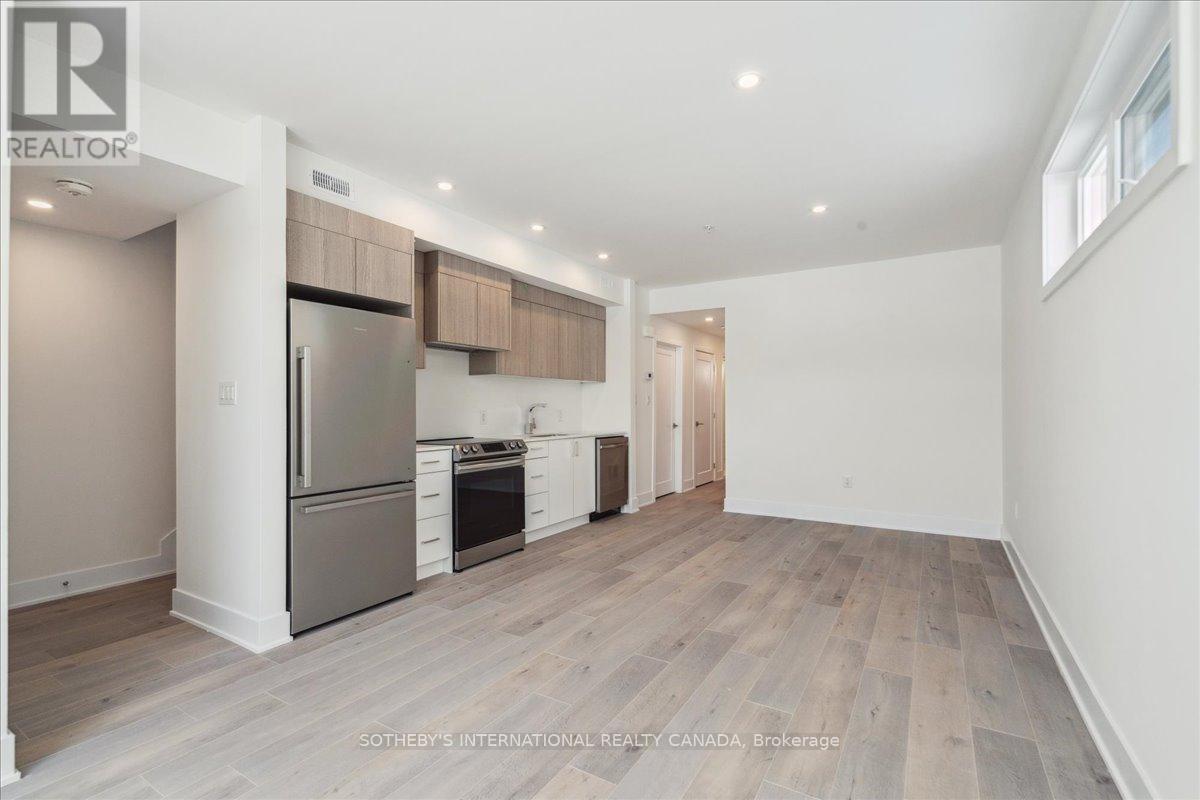 683 Melbourne Avenue, Ottawa, ON - Indoor Photo Showing Kitchen