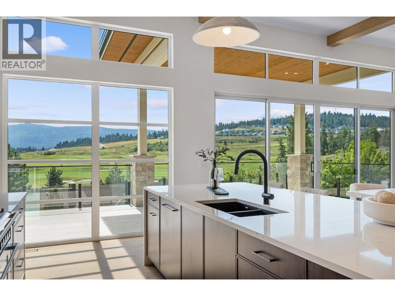271 Chicopee Road Unit# 4, Vernon, BC - Indoor Photo Showing Kitchen With Double Sink