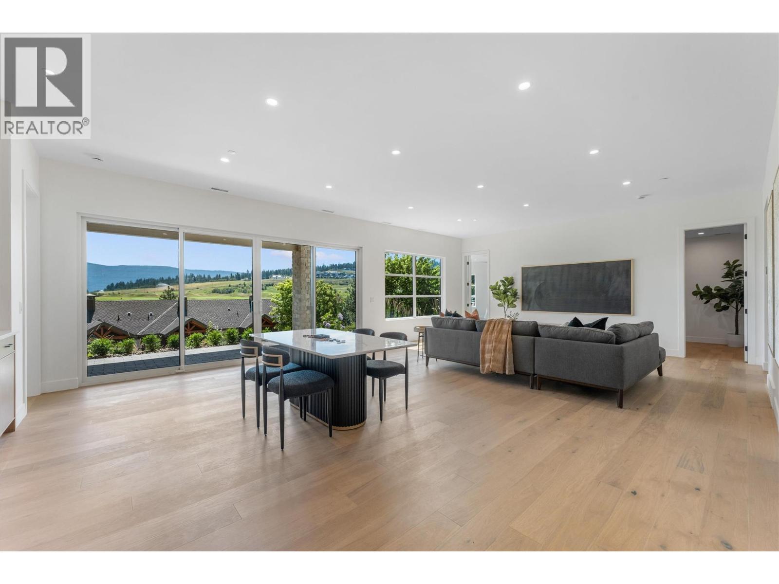 271 Chicopee Road Unit# 4, Vernon, BC - Indoor Photo Showing Living Room