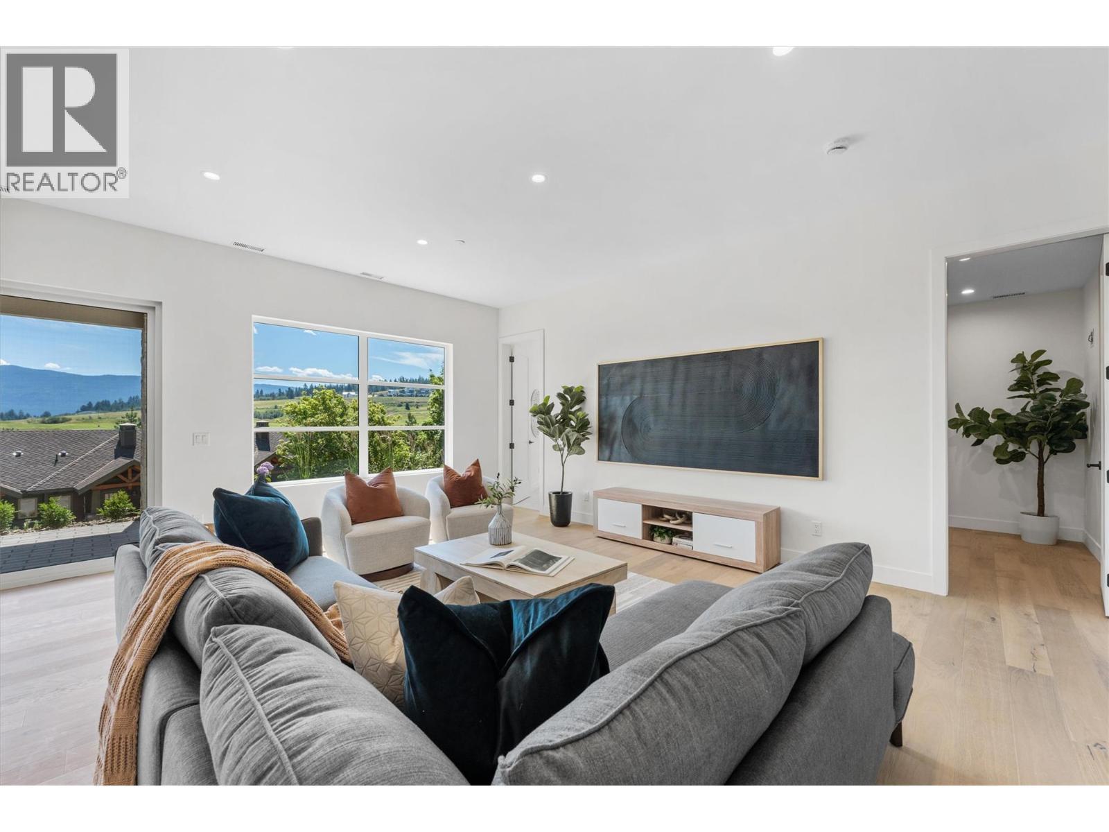 271 Chicopee Road Unit# 4, Vernon, BC - Indoor Photo Showing Living Room