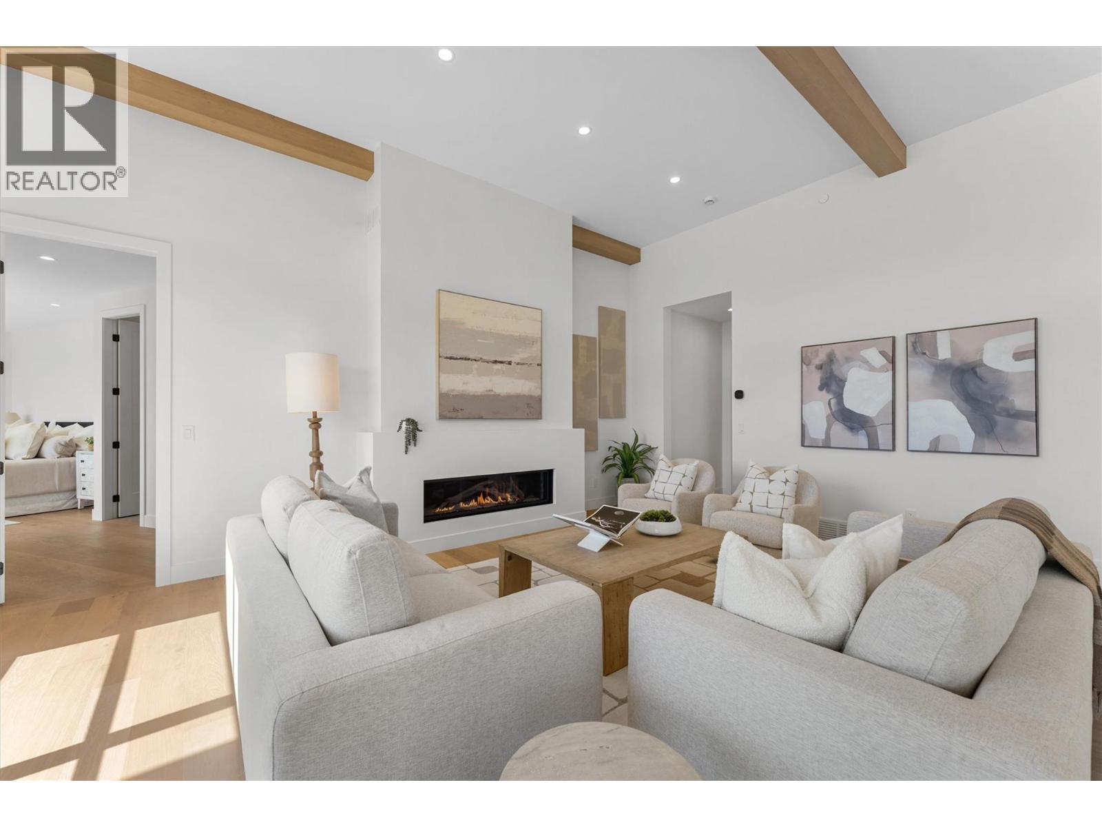 271 Chicopee Road Unit# 4, Vernon, BC - Indoor Photo Showing Living Room With Fireplace