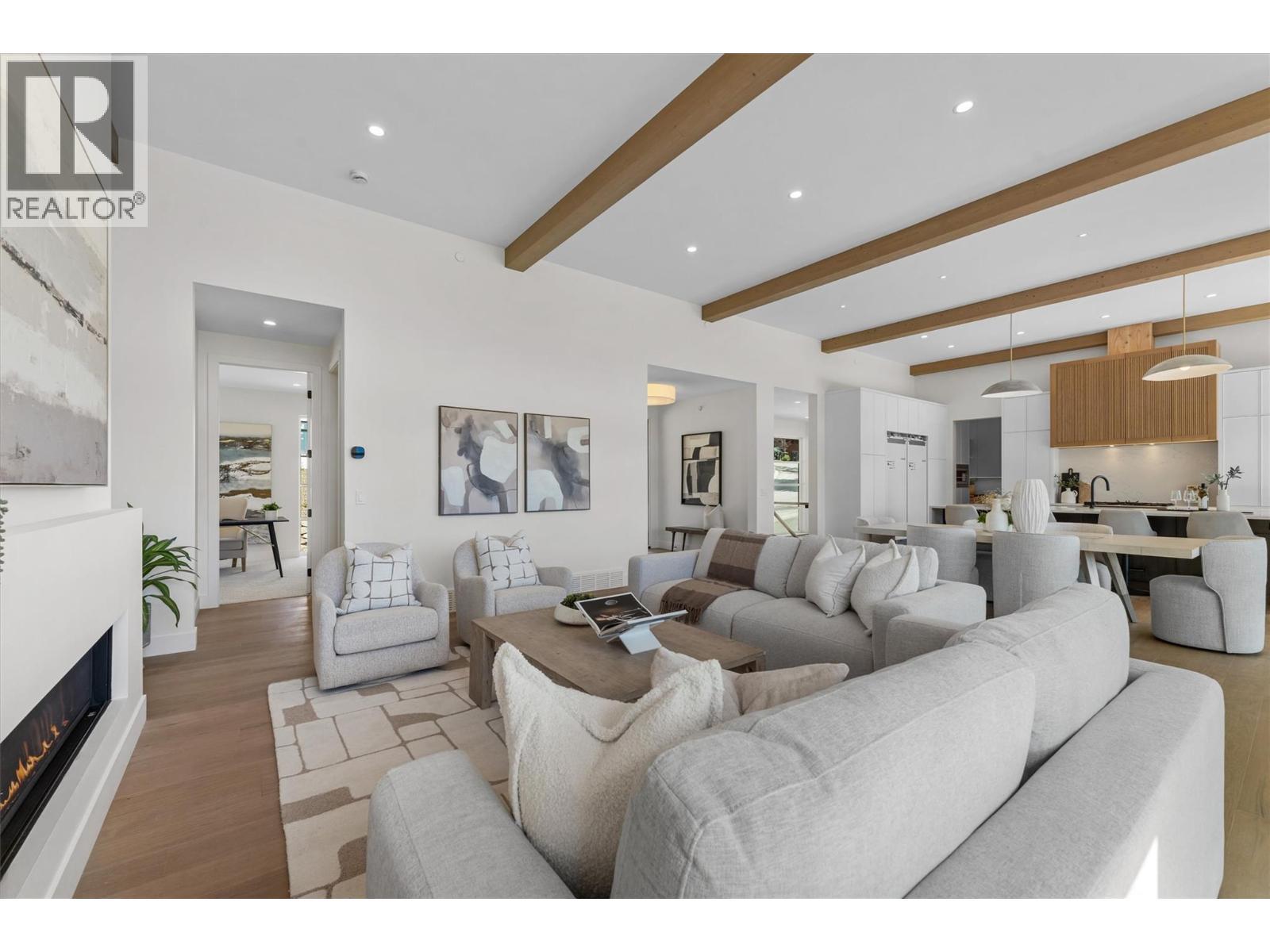 271 Chicopee Road Unit# 4, Vernon, BC - Indoor Photo Showing Living Room With Fireplace