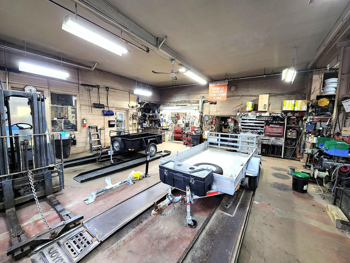 Garage - 4975 Boul. Des Laurentides, Laval (Auteuil), QC - Indoor Photo Showing Garage