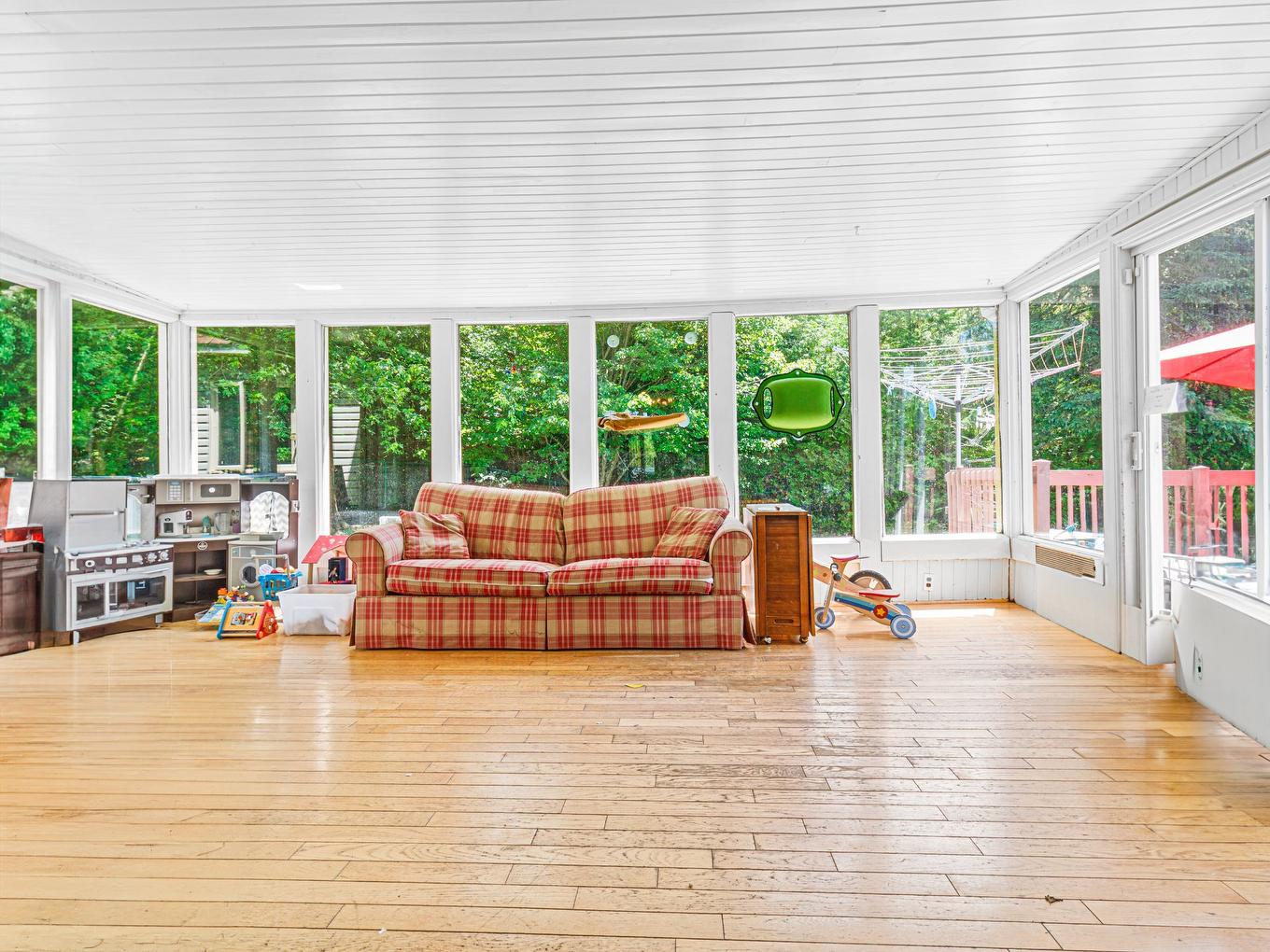 Solarium/Verrière - 202 Ch. Des Chênes, Sainte-Anne-Des-Lacs, QC - Indoor Photo Showing Living Room