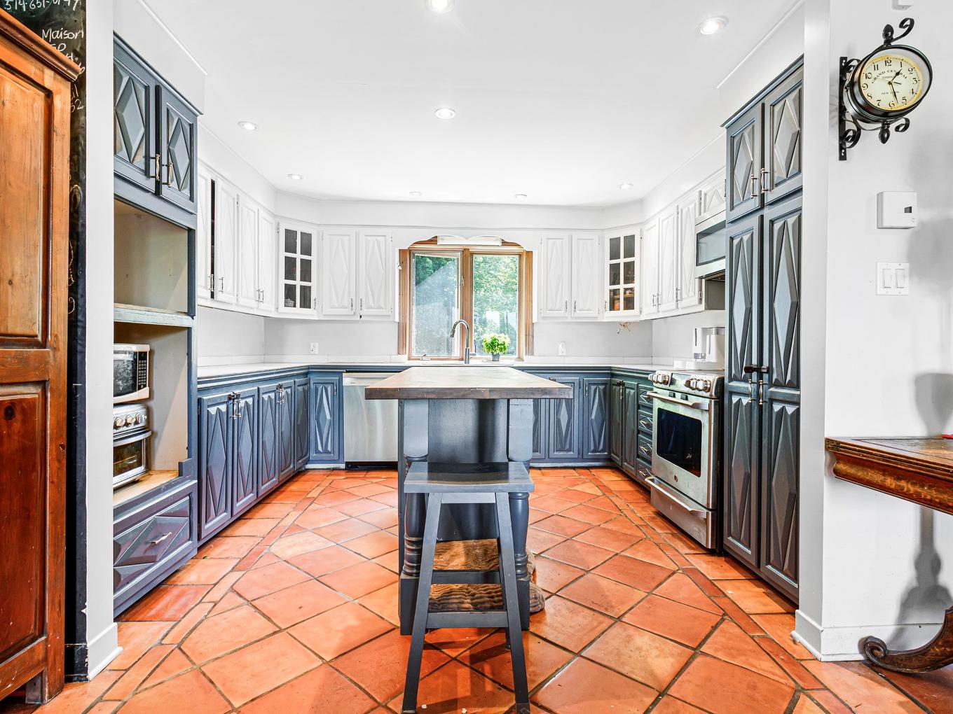 Cuisine - 202 Ch. Des Chênes, Sainte-Anne-Des-Lacs, QC - Indoor Photo Showing Kitchen With Upgraded Kitchen