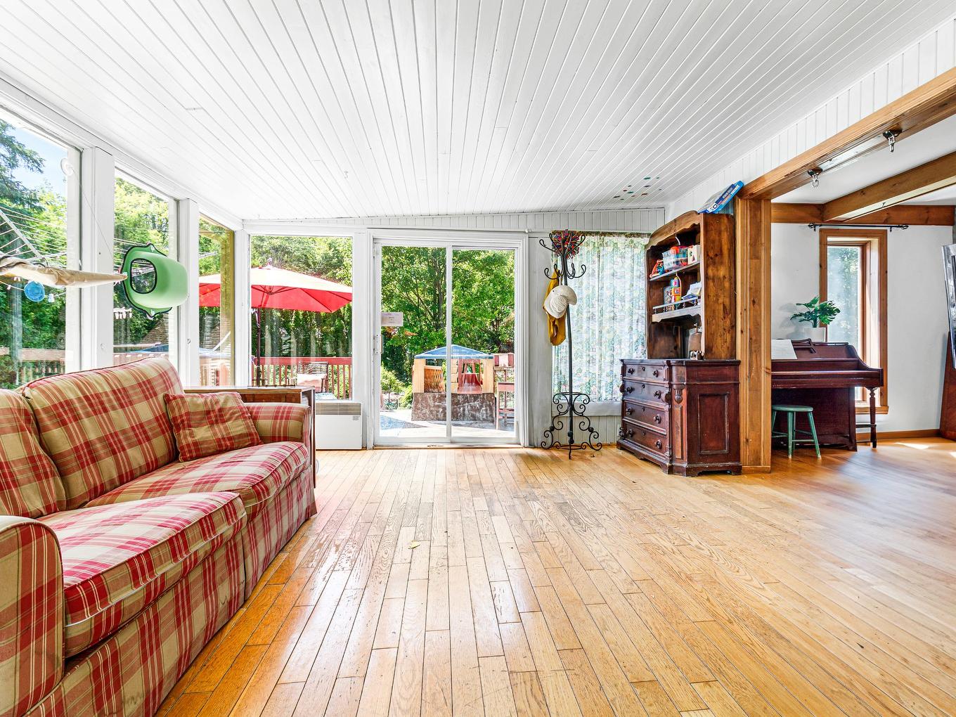 Solarium/Verrière - 202 Ch. Des Chênes, Sainte-Anne-Des-Lacs, QC - Indoor Photo Showing Living Room