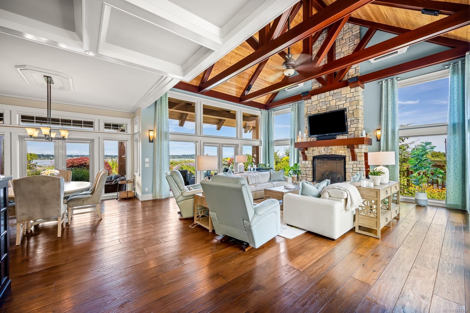 3943-3941 Marine Dr, Royston, BC