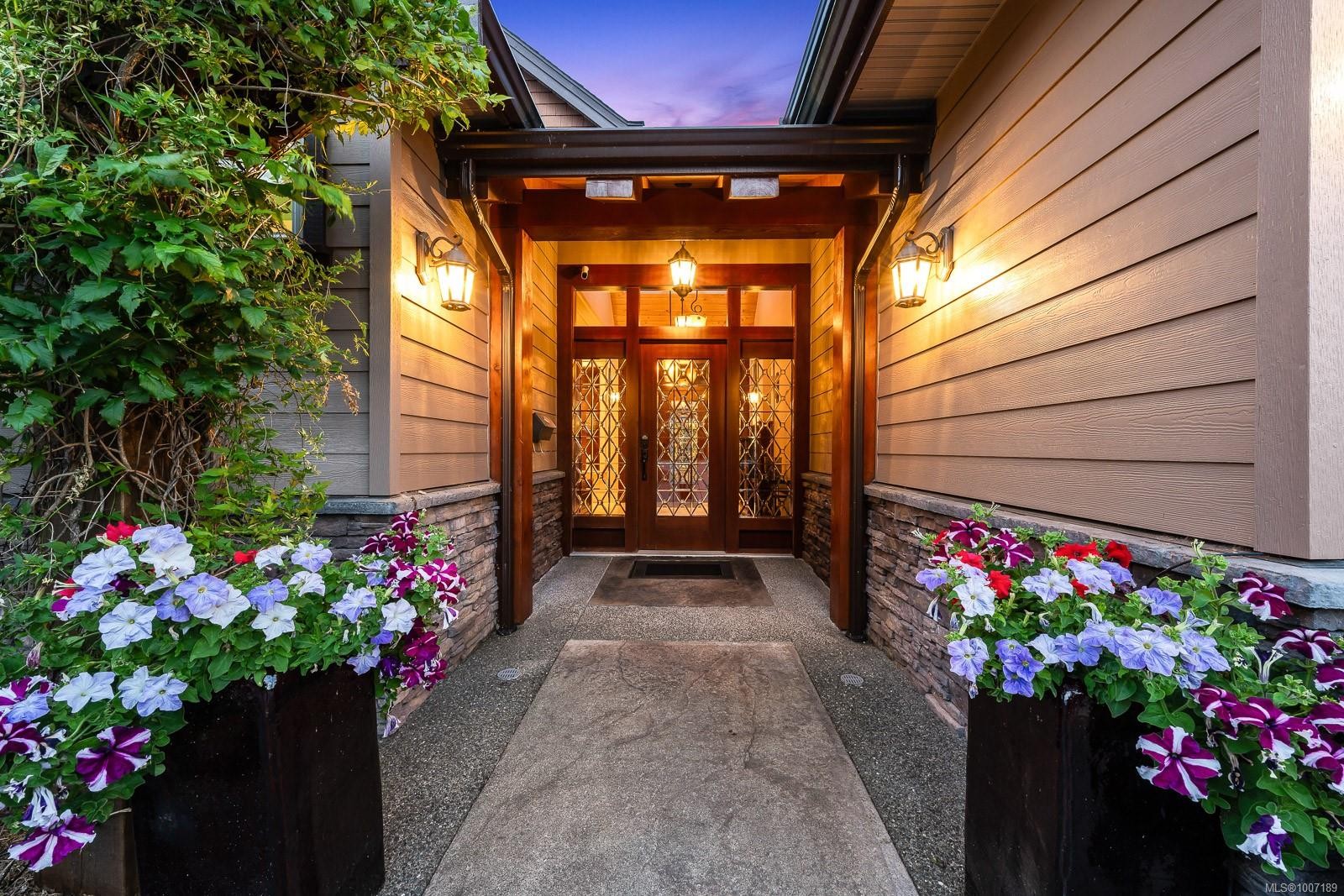 3943-3941 Marine Dr, Royston, BC