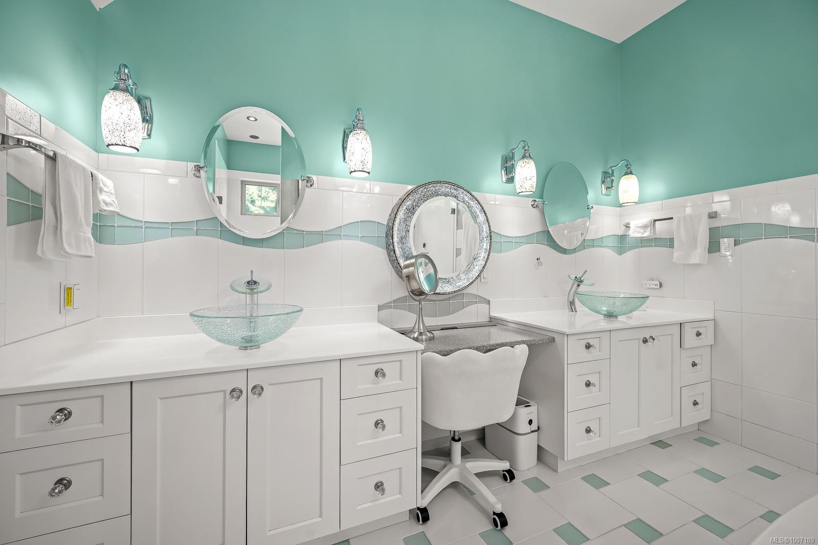 3943-3941 Marine Dr, Royston, BC