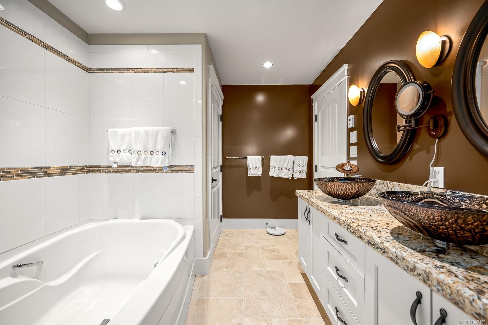 3943-3941 Marine Dr, Royston, BC