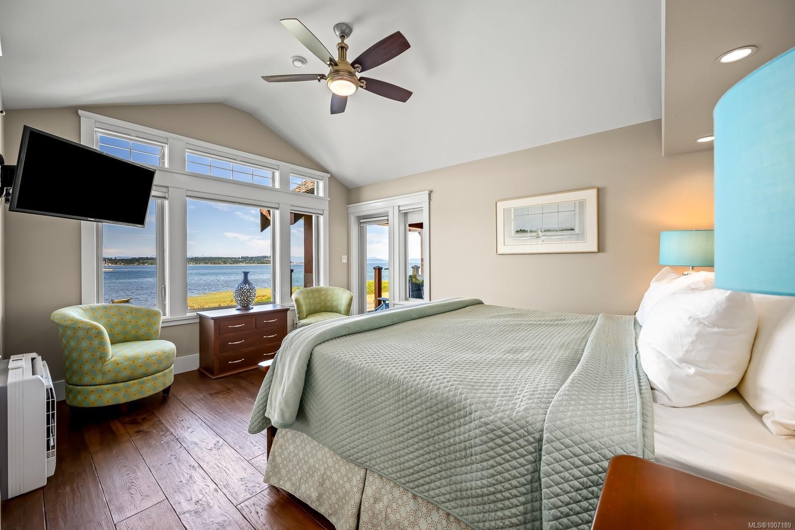 3943-3941 Marine Dr, Royston, BC