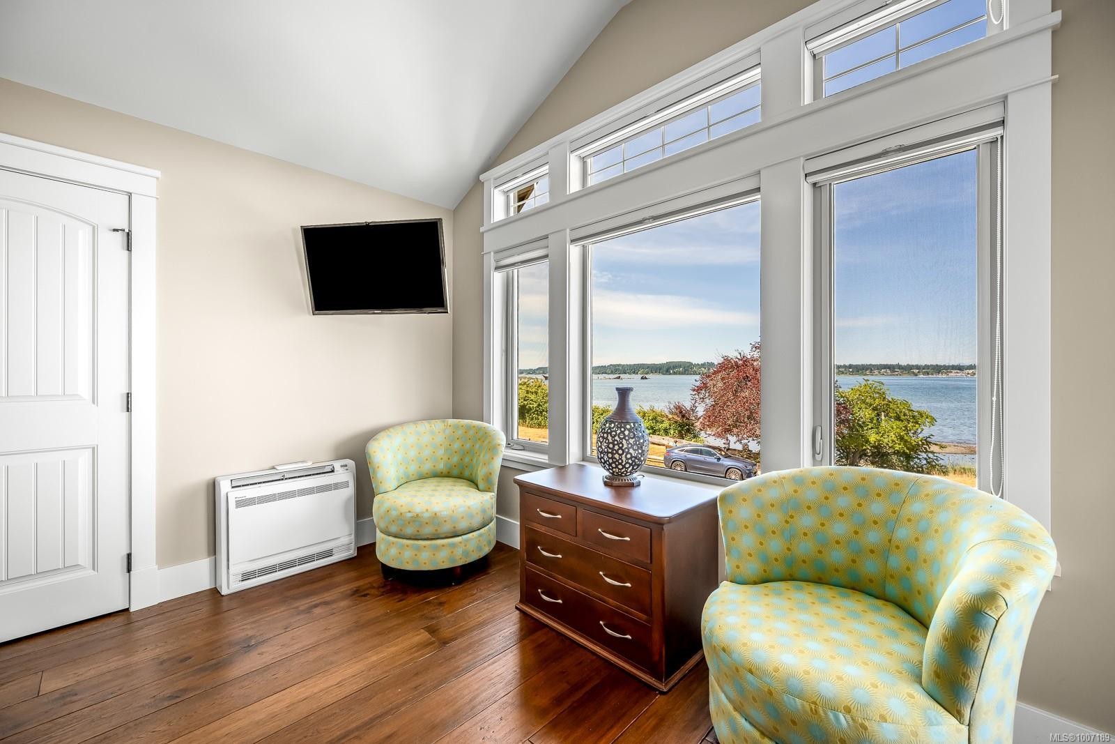 3943-3941 Marine Dr, Royston, BC