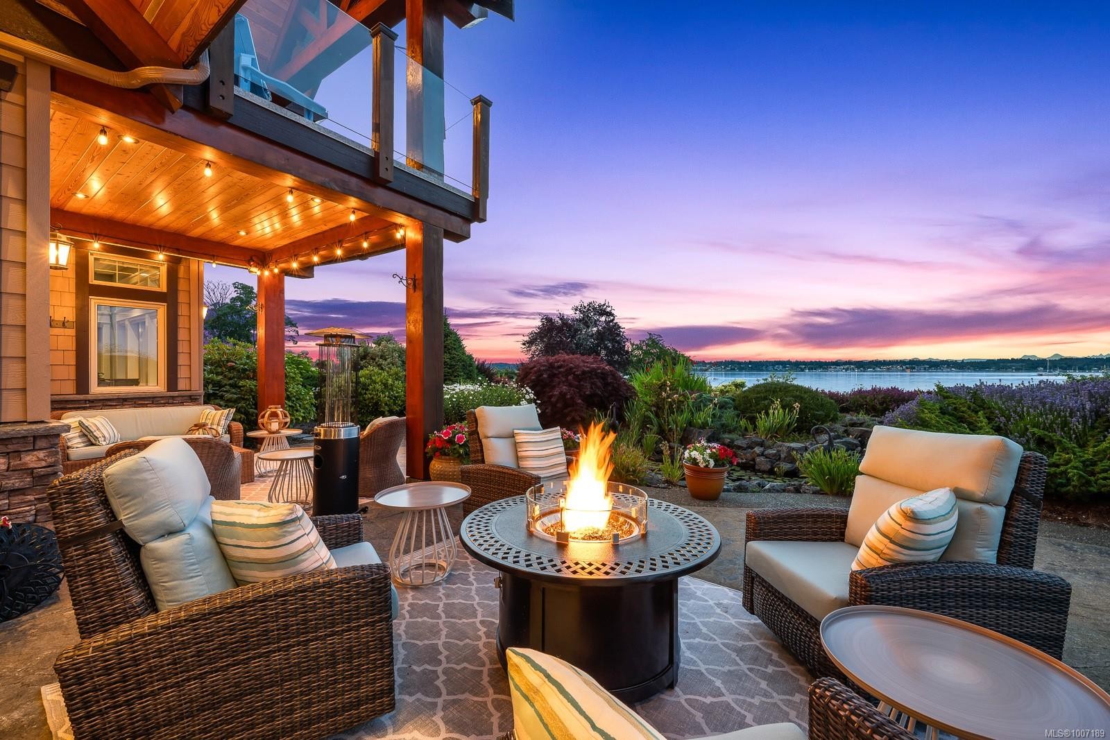 3943-3941 Marine Dr, Royston, BC