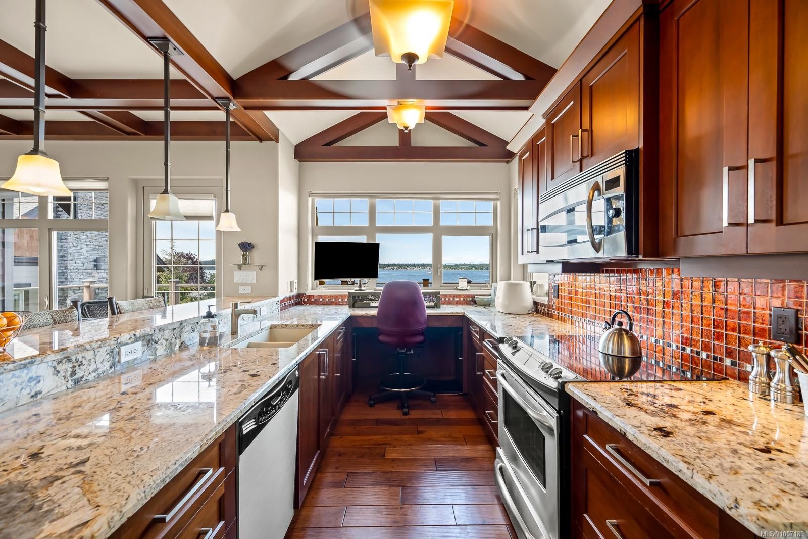 3943-3941 Marine Dr, Royston, BC