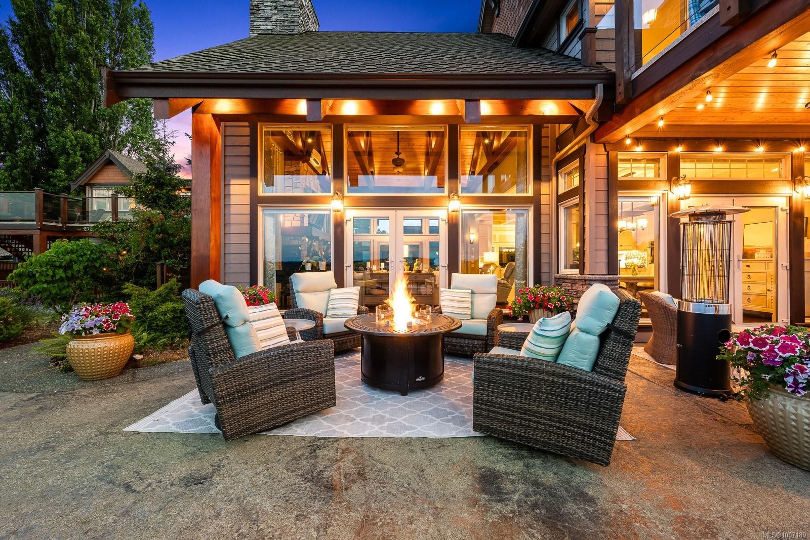 3943-3941 Marine Dr, Royston, BC