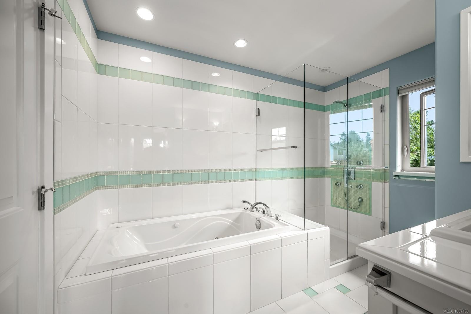 3943-3941 Marine Dr, Royston, BC