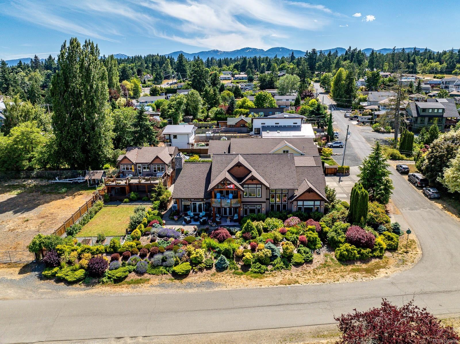 3943-3941 Marine Dr, Royston, BC