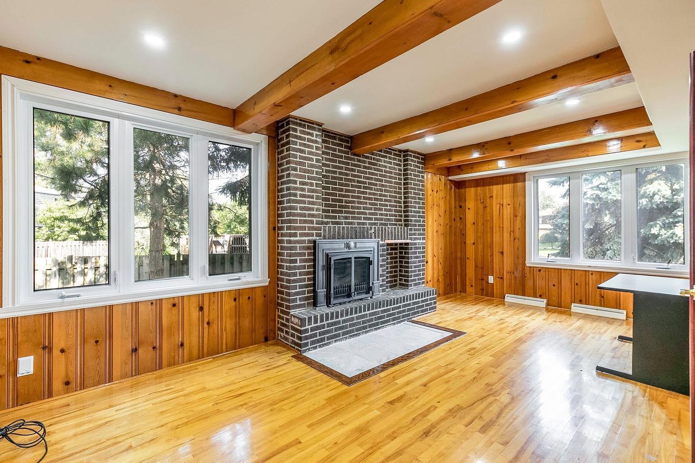 Salle familiale - 97 Rue Chatillon, Dollard-Des-Ormeaux, QC - Indoor With Fireplace