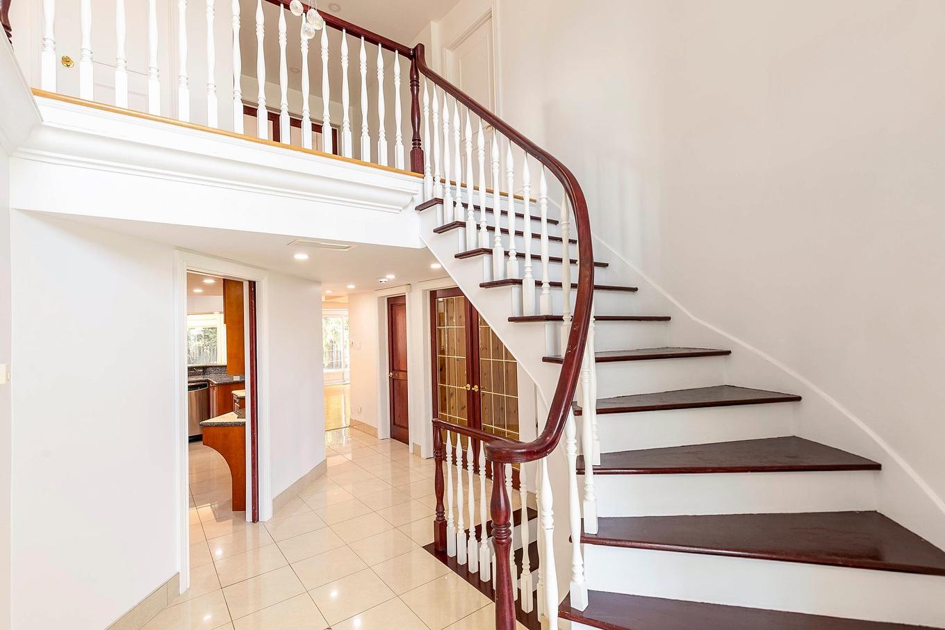 Escalier - 97 Rue Chatillon, Dollard-Des-Ormeaux, QC - Indoor Photo Showing Other Room