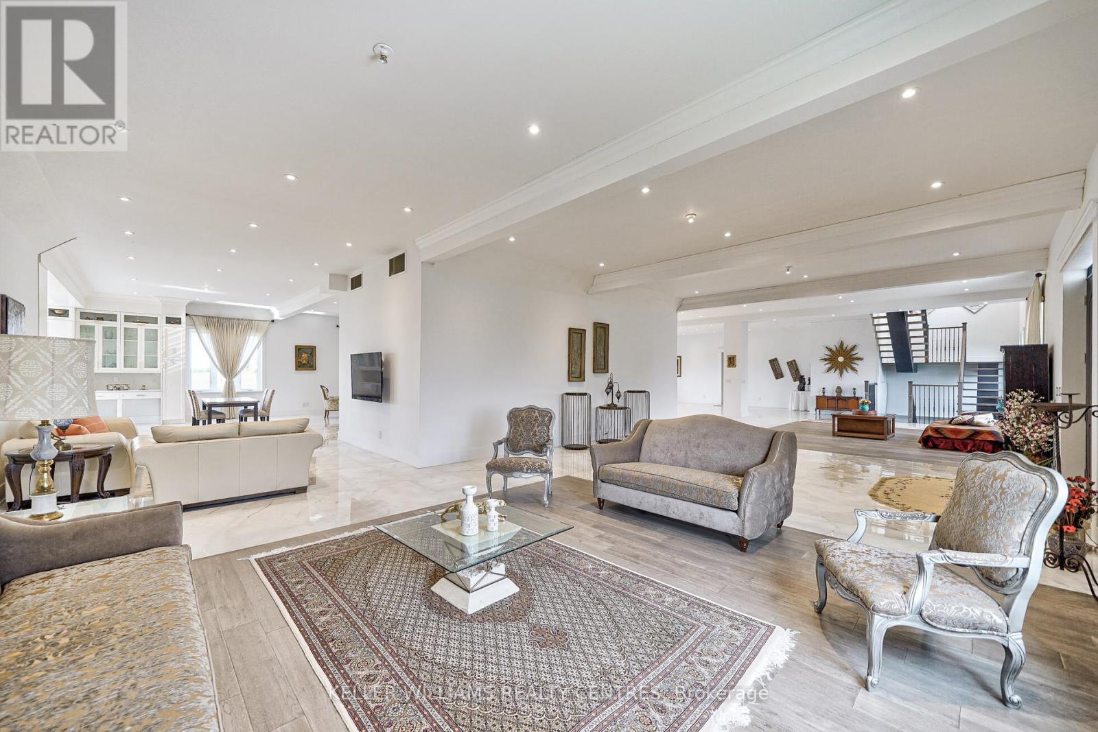 6196 Ravenshoe Road, Georgina, ON - Indoor Photo Showing Living Room