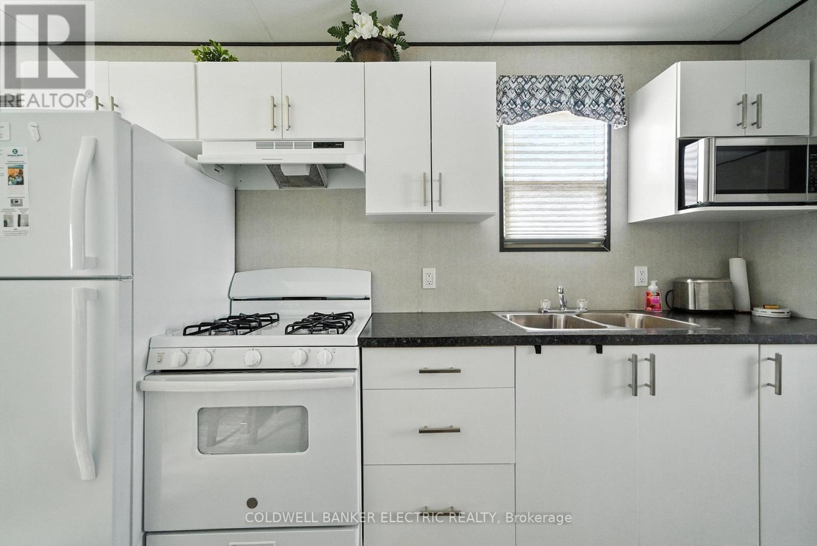40 Stand - 1235 Villiers Line, Otonabee-South Monaghan, ON - Indoor Photo Showing Kitchen With Double Sink