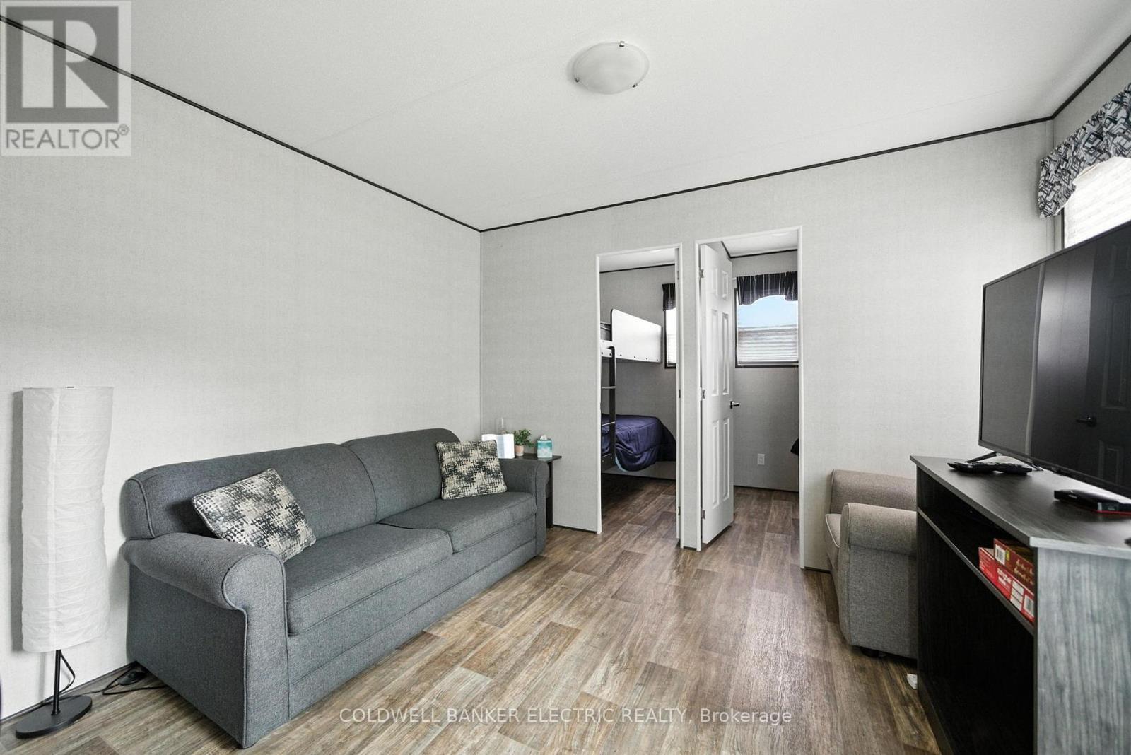 40 Stand - 1235 Villiers Line, Otonabee-South Monaghan, ON - Indoor Photo Showing Living Room