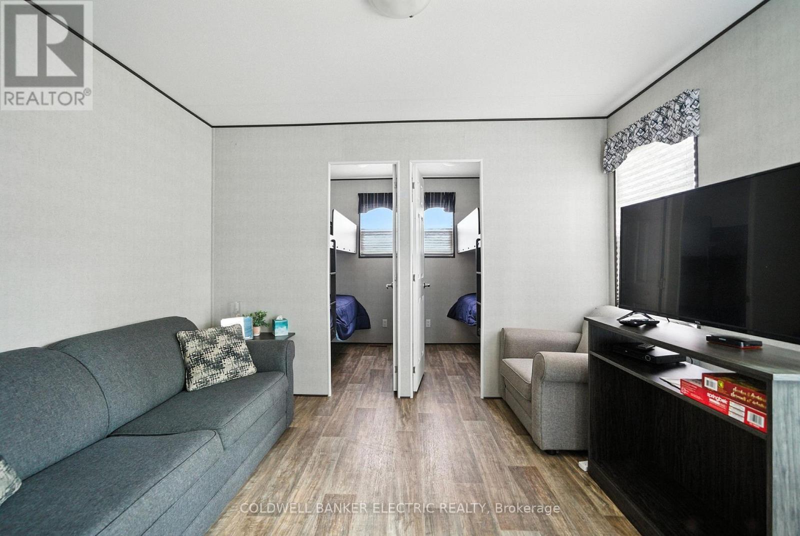 40 Stand - 1235 Villiers Line, Otonabee-South Monaghan, ON - Indoor Photo Showing Living Room