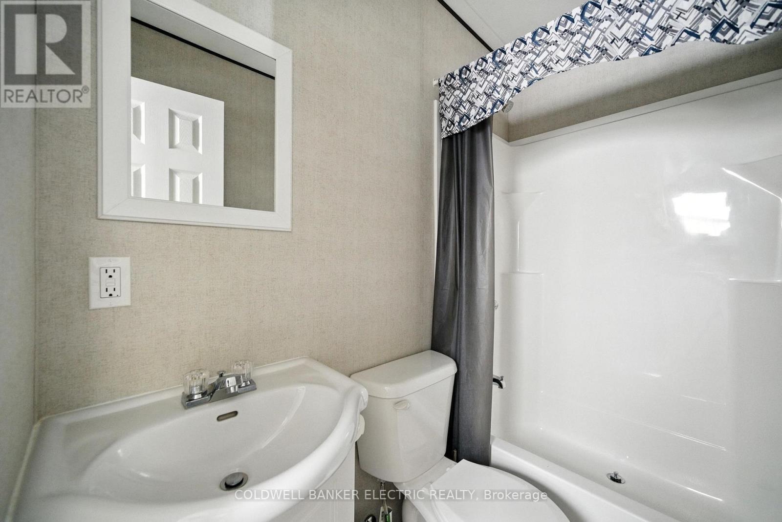 40 Stand - 1235 Villiers Line, Otonabee-South Monaghan, ON - Indoor Photo Showing Bathroom