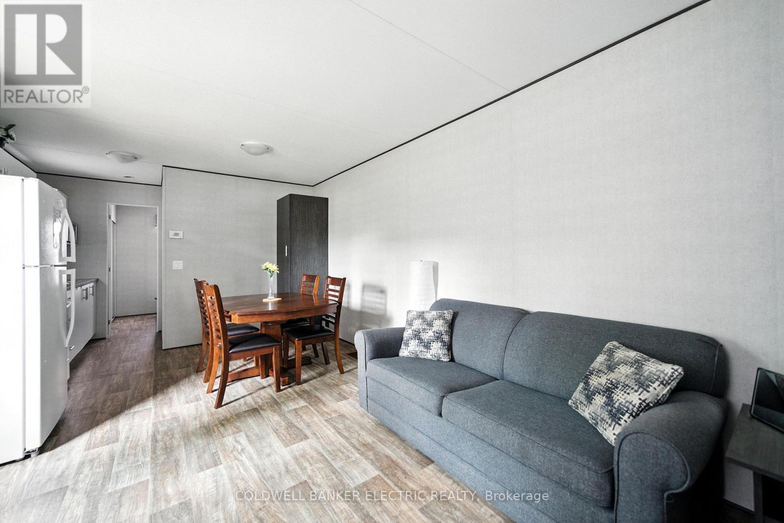 40 Stand - 1235 Villiers Line, Otonabee-South Monaghan, ON - Indoor Photo Showing Living Room