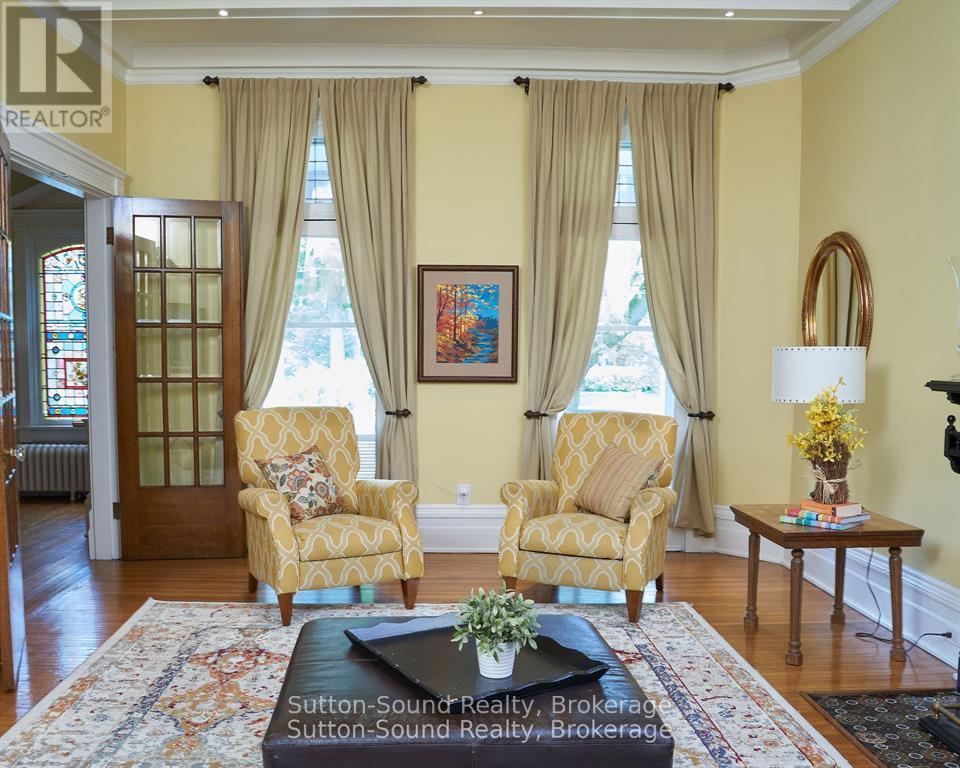 932 3Rd Avenue W, Owen Sound, ON - Indoor Photo Showing Living Room