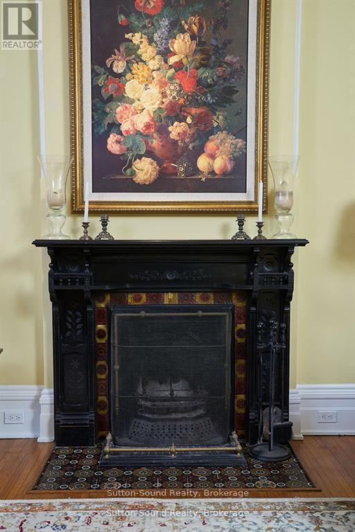 932 3Rd Avenue W, Owen Sound, ON - Indoor With Fireplace