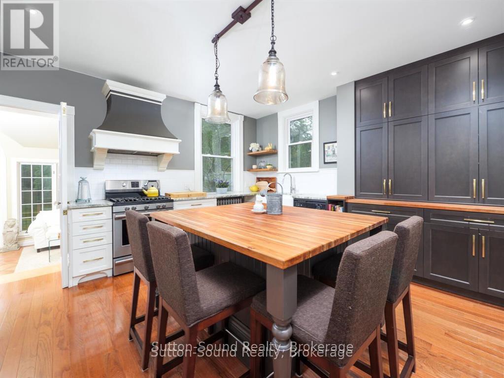 Large updated kitchen - 932 3Rd Avenue W, Owen Sound, ON - Indoor