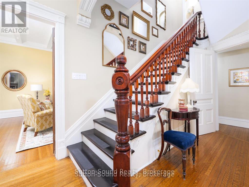 commanding stair case in massive foyer - 932 3Rd Avenue W, Owen Sound, ON - Indoor Photo Showing Other Room