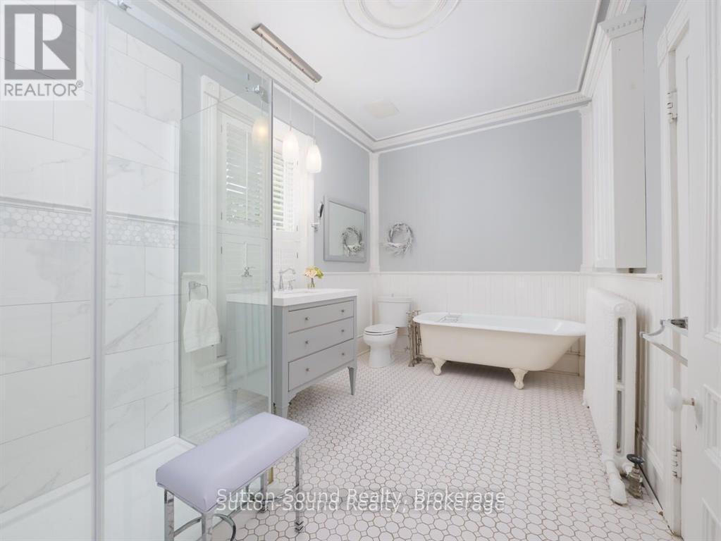 Main bathroom. 4 pc - 932 3Rd Avenue W, Owen Sound, ON - Indoor Photo Showing Bathroom