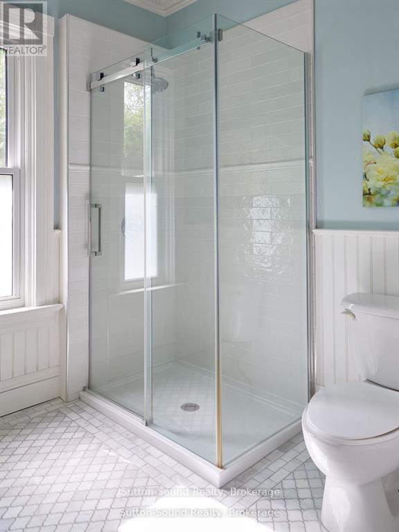 3 Pc renovated bathroom - 932 3Rd Avenue W, Owen Sound, ON - Indoor Photo Showing Bathroom