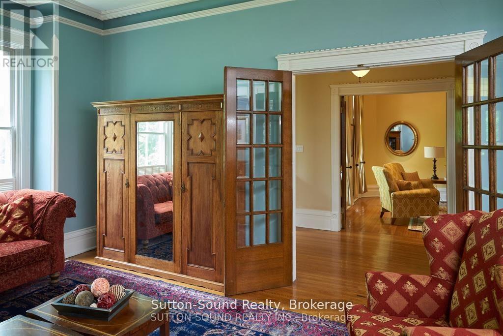 French doors into sitting room - 932 3Rd Avenue W, Owen Sound, ON - Indoor